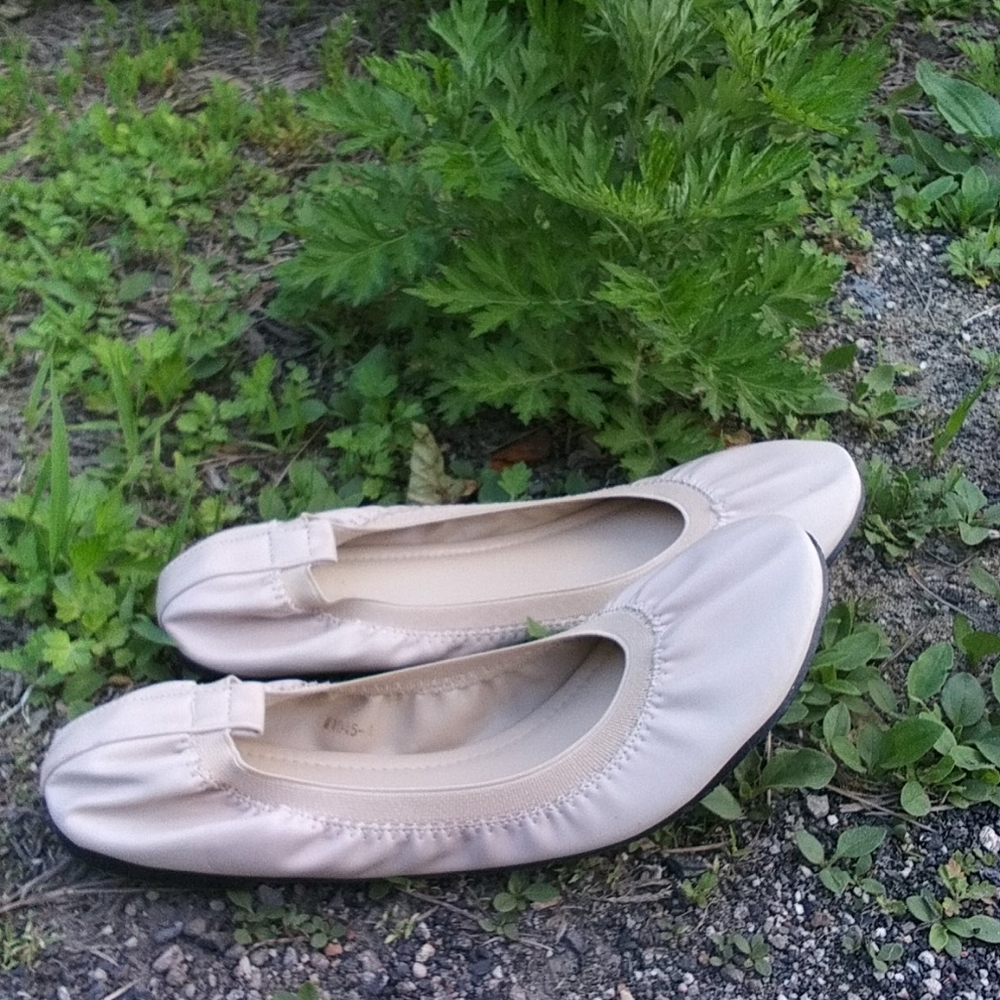 Ballet flat tan color
